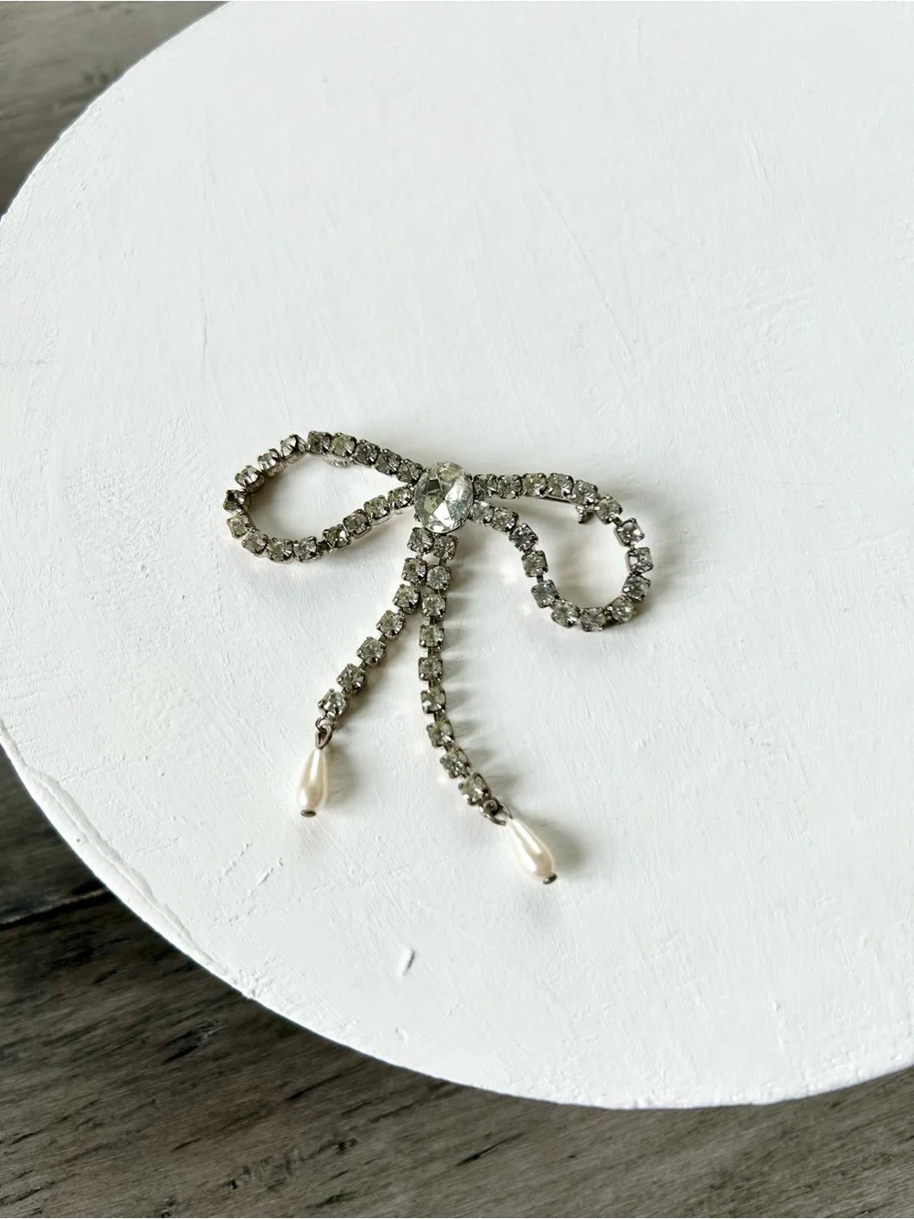 💸 5/20 Vintage Clear Rhinestone Bow-Shaped Brooch w/ Dangling Pearls